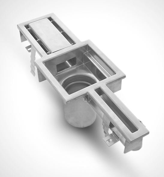 Canalina y canal con reja unidos a un sumidero central. Todo fabricado en acero inoxidable