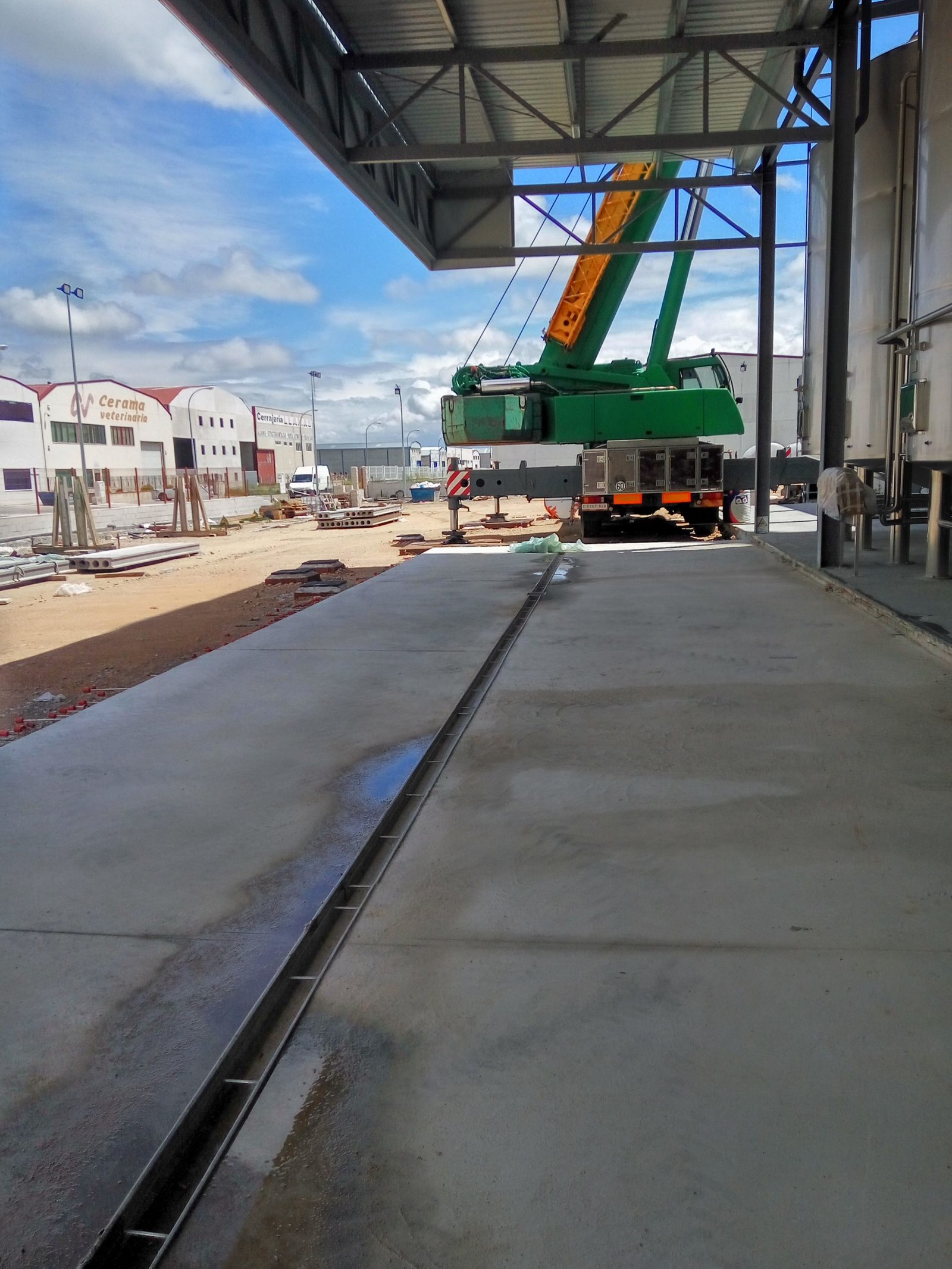 canal con reja de inox instalado