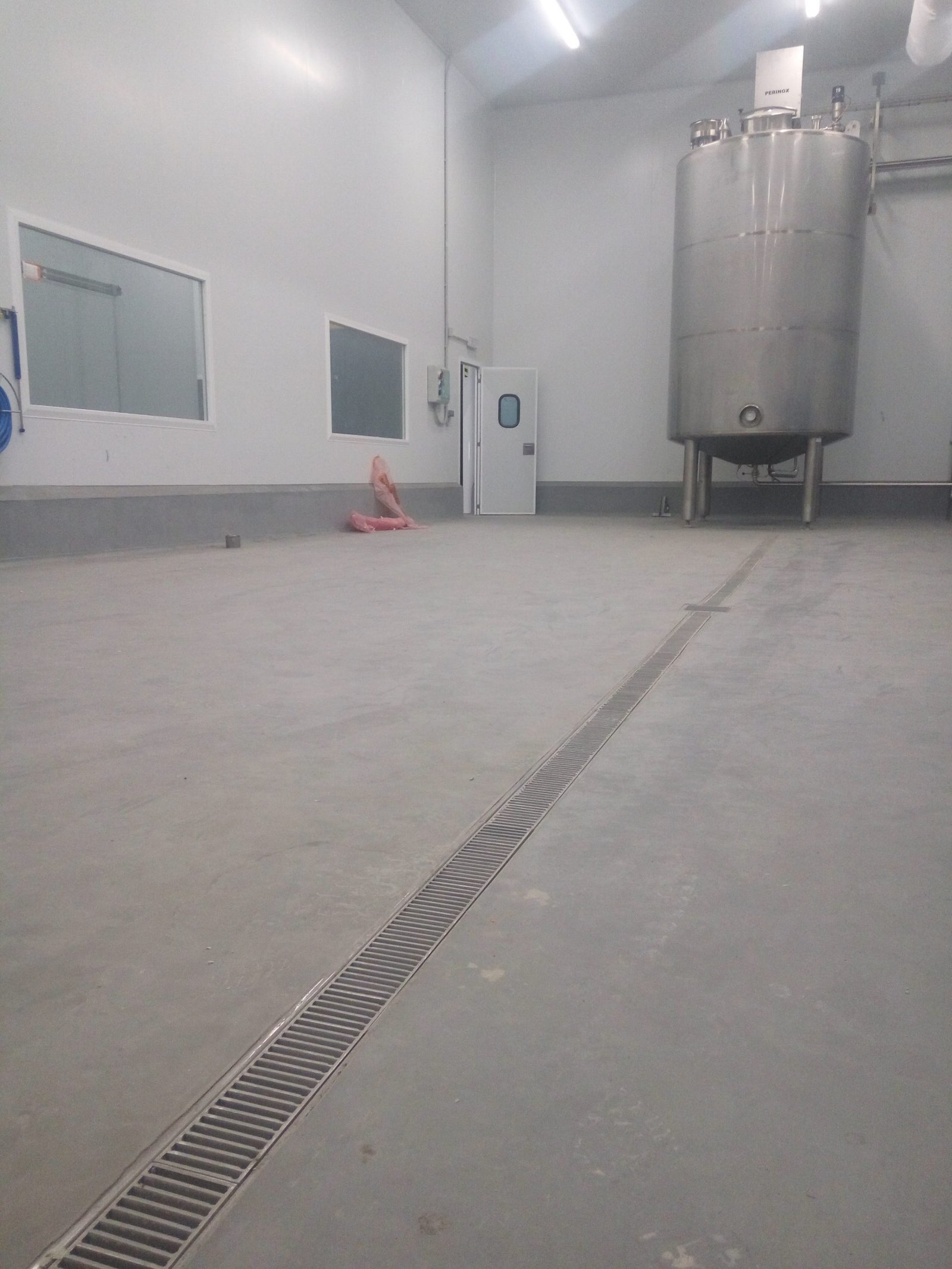 canal con reja en sala de producción
