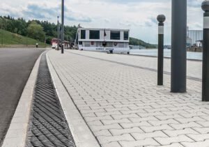 canal de drenaje instalado en un paseo