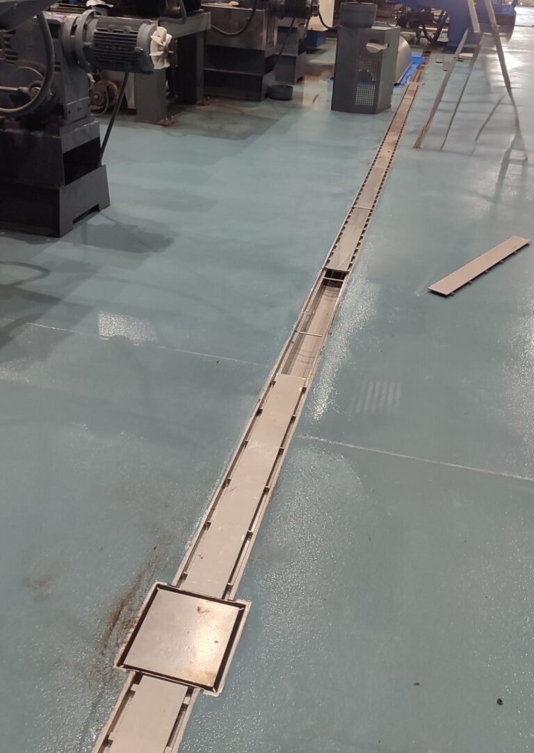 Canal de drenaje de acero inoxidable INZA con rejilla plana transitable, compatible con paso de cables