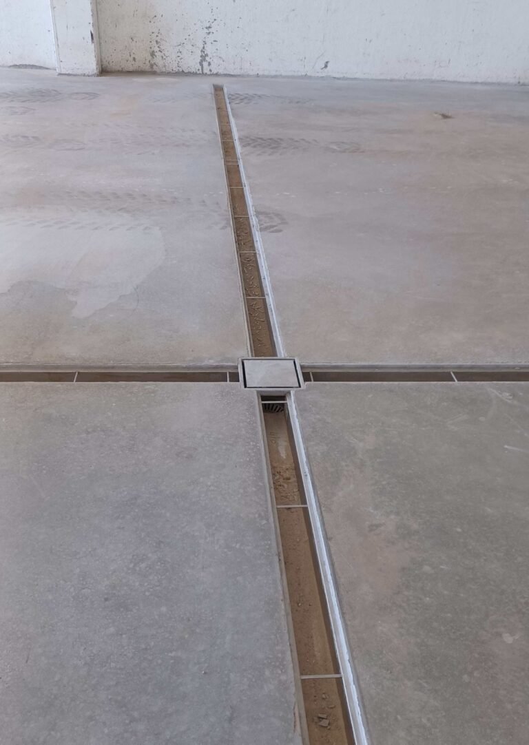 Vista interior de canaleta modular de acero inoxidable INZA instalada en pavimento continuo antes de colocar la rejilla